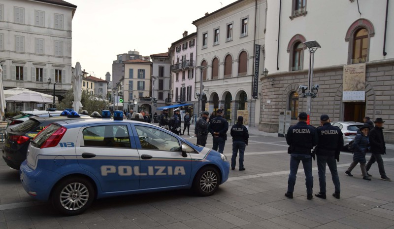 poliziapiazzaxxsettembre.JPG (93 KB)