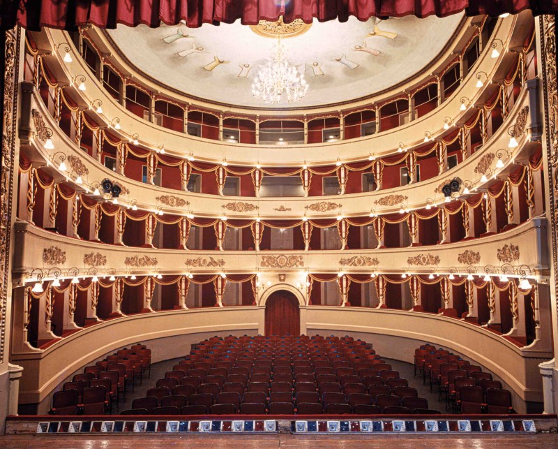 Teatro_interno-scaled.jpg (187 KB)