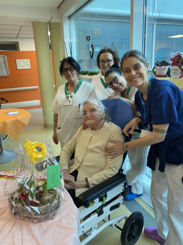 MADDALENA_SCHIEFER_CON_FISIOTERAPISTA_SABRINA_GALLI_E_PERSONALE_DI_CURA.JPG (134 KB)