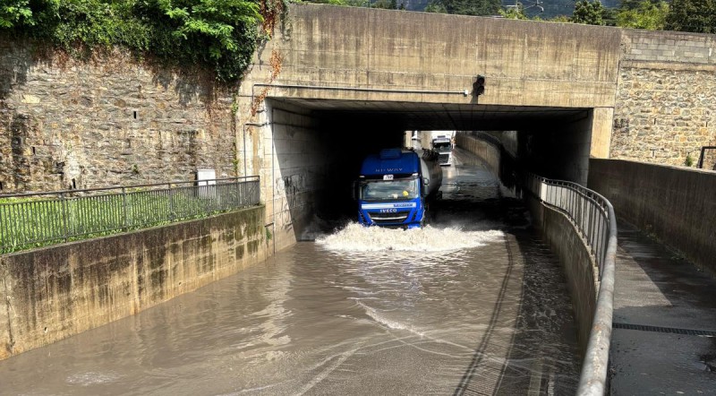 sottopassoviamazziniallagato5.jpg (127 KB)