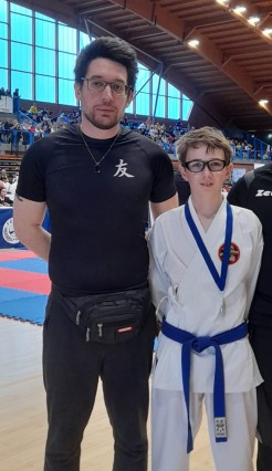 M.Carotenuto_Andrea_e_Colombo_Alessandro_Vice_Campione_Kumite.jpg (71 KB)