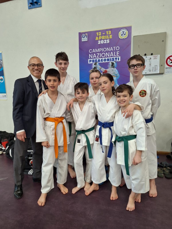 M.Piani_Cristian_con_gli_atleti.jpg (108 KB)