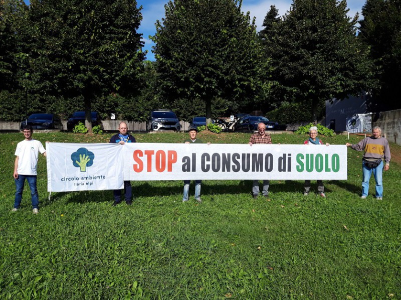 Suolo_striscione_Circolo.jpg (208 KB)