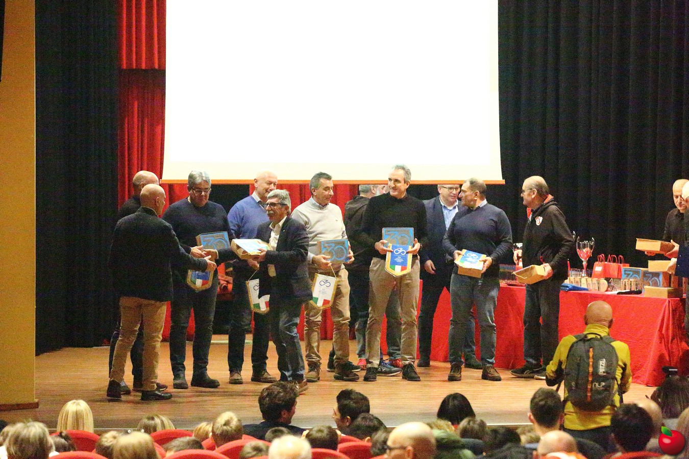 ciclismopremi0012.jpg (404 KB)