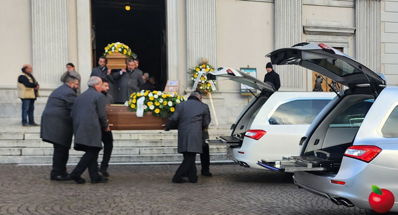 funeralefrancescorenatoporcu2.jpg (137 KB)