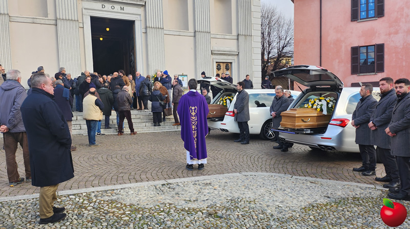 funeralefrancescorenatoporcu3.jpg (212 KB)