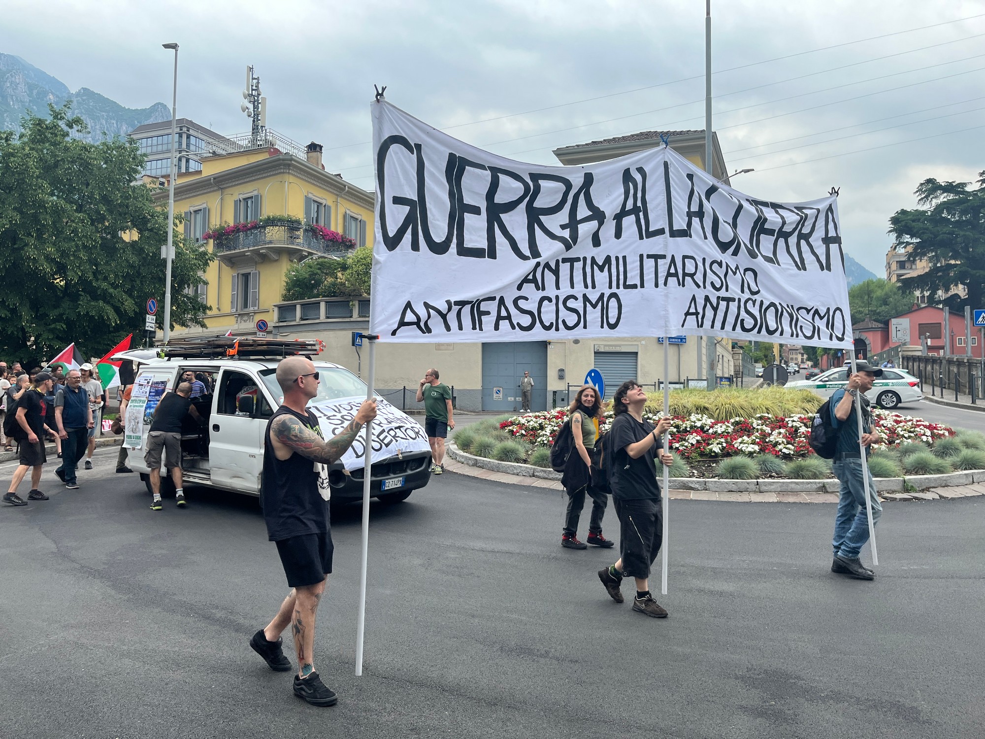 LcControManifestazione_7.jpg (897 KB)
