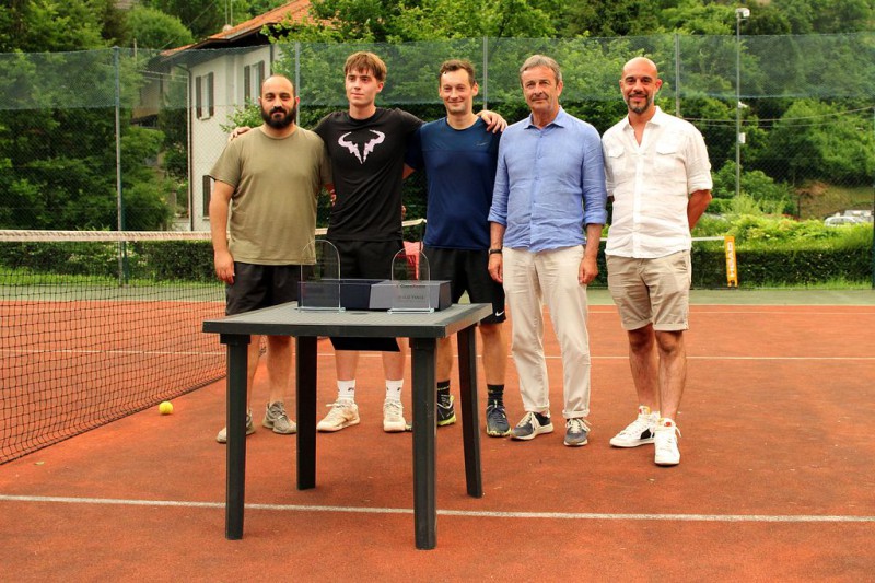 tenniserve1.JPG (136 KB)