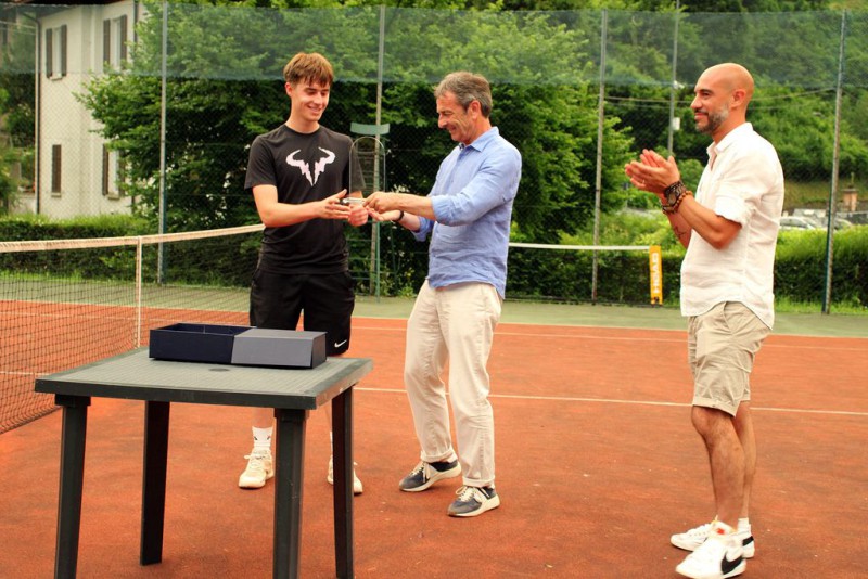 tenniserve3.JPG (124 KB)
