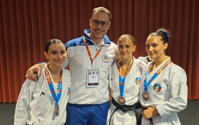 Squadra_Nazionale_Fesik_con_il_D.T._Invernizzi_Daniele.jpg (91 KB)