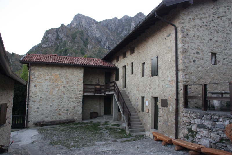 allegato_6_San_Tomaso_corte_interna_e_a_destra_Museo_della_Vita_Contadina.JPG (109 KB)