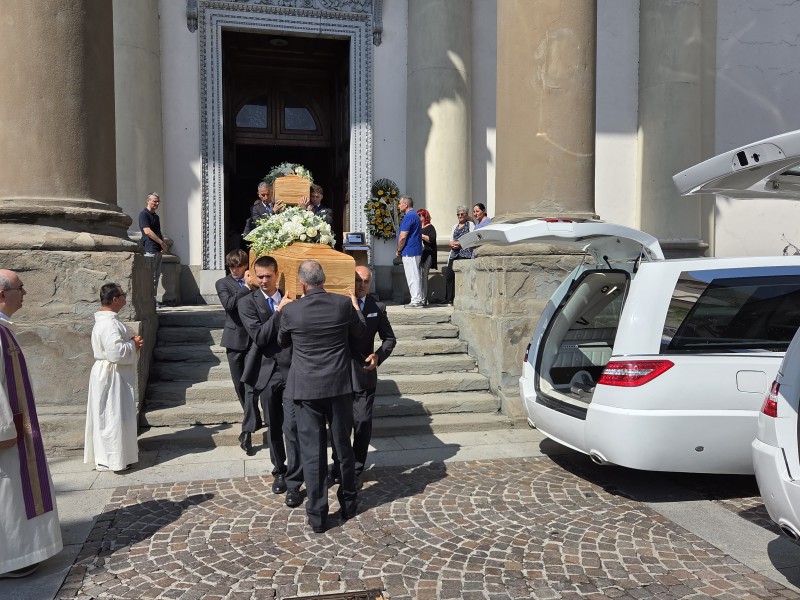 funeraligiovenza2.jpg (143 KB)