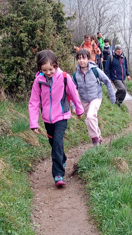 4-bambini_strada_storta.jpg (155 KB)