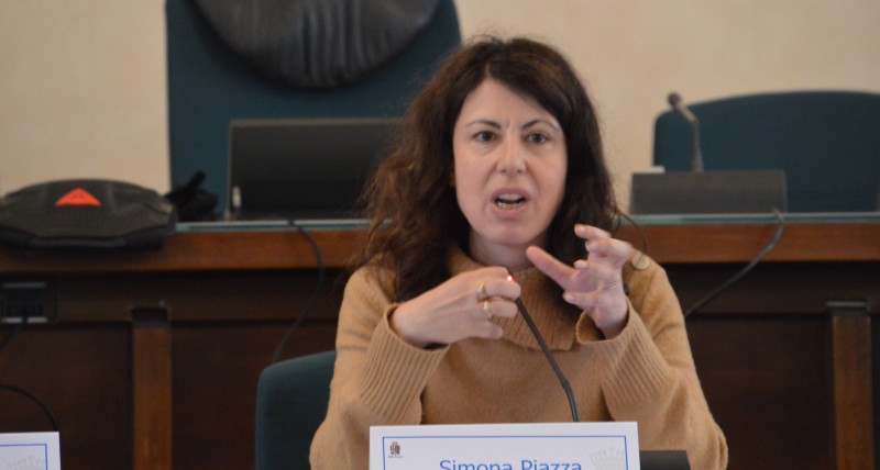 Simona_Piazza.JPG (108 KB)
