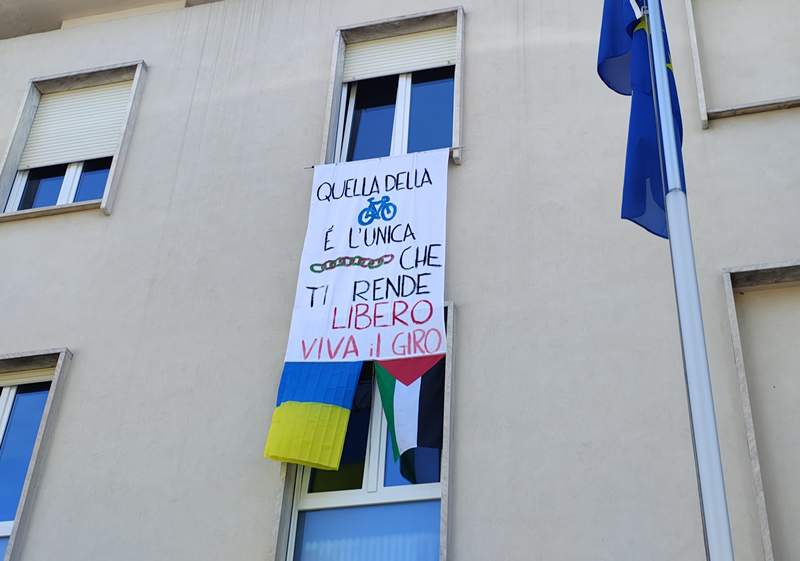 casatestriscione.jpg (187 KB)