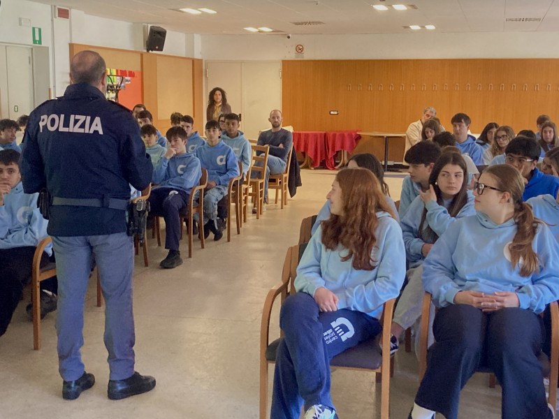 polizia1.jpg (110 KB)
