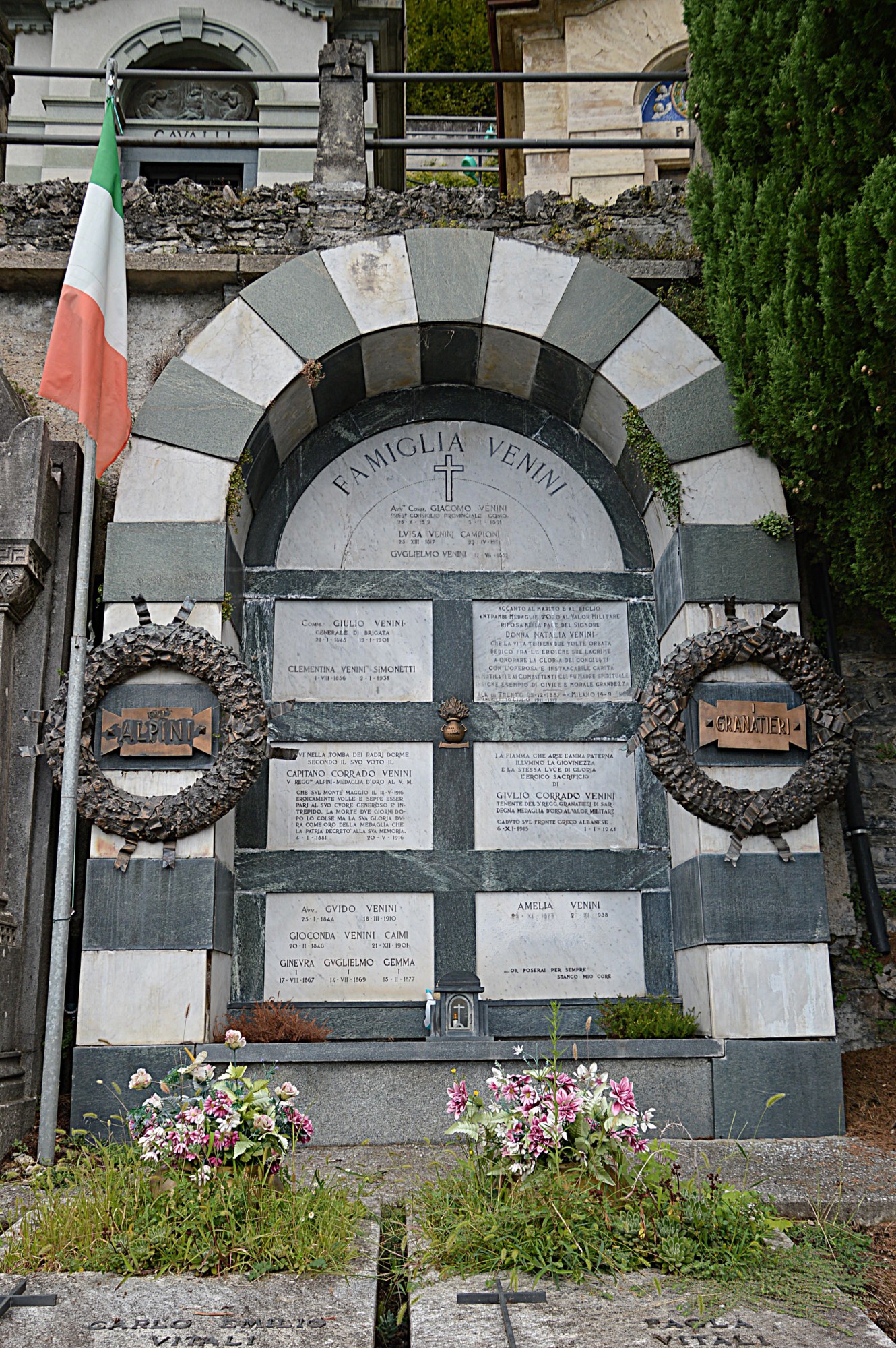 0.Tomba_di_famiglia_al_cimitero_di_Varenna.JPG (926 KB)