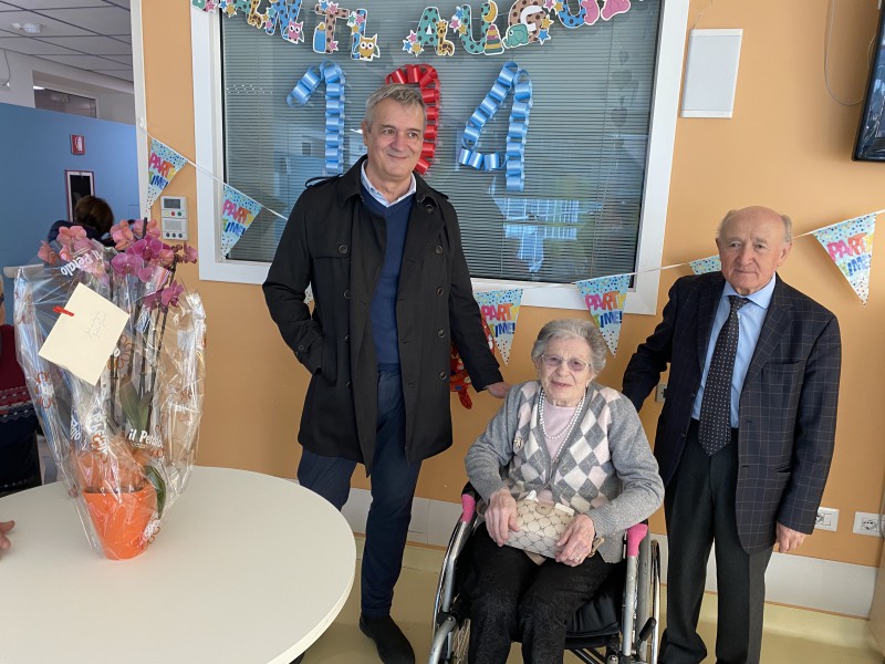 Granito_Giulia_con_Presidente_Canali_e_Direttore_Magnelli.JPG (126 KB)