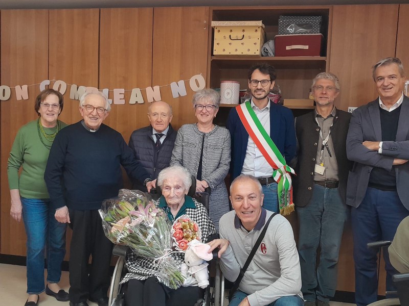 ODILLA_CON_LA_FIGLIA_PRESIDENTE_CANALI_DIRETTORE_MAGNELLI_DIRETTORE_SANITARIO_MILLUL_ASSESSORE_MANZONI.JPG (123 KB)