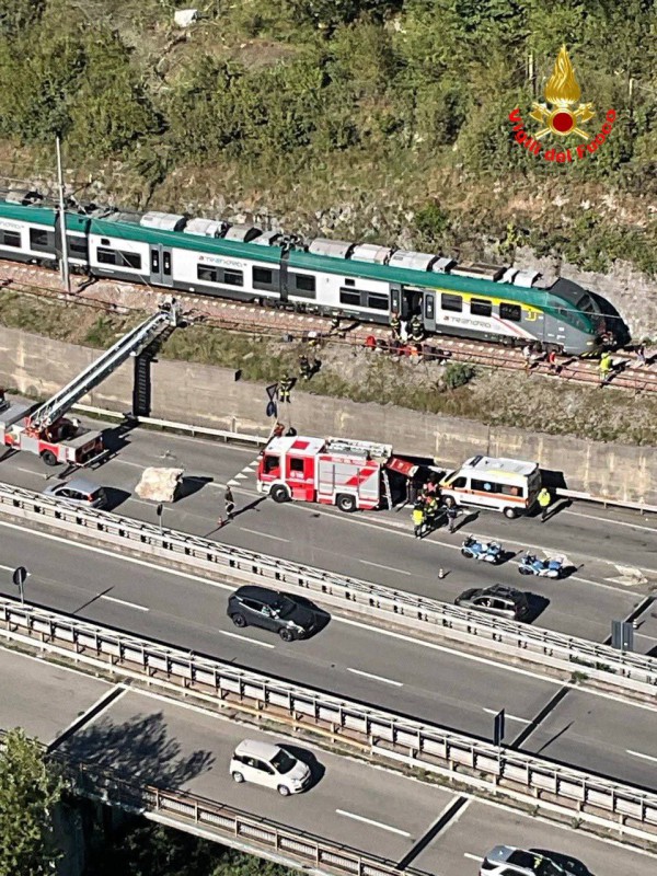 evacuazionetreno5.jpg (195 KB)