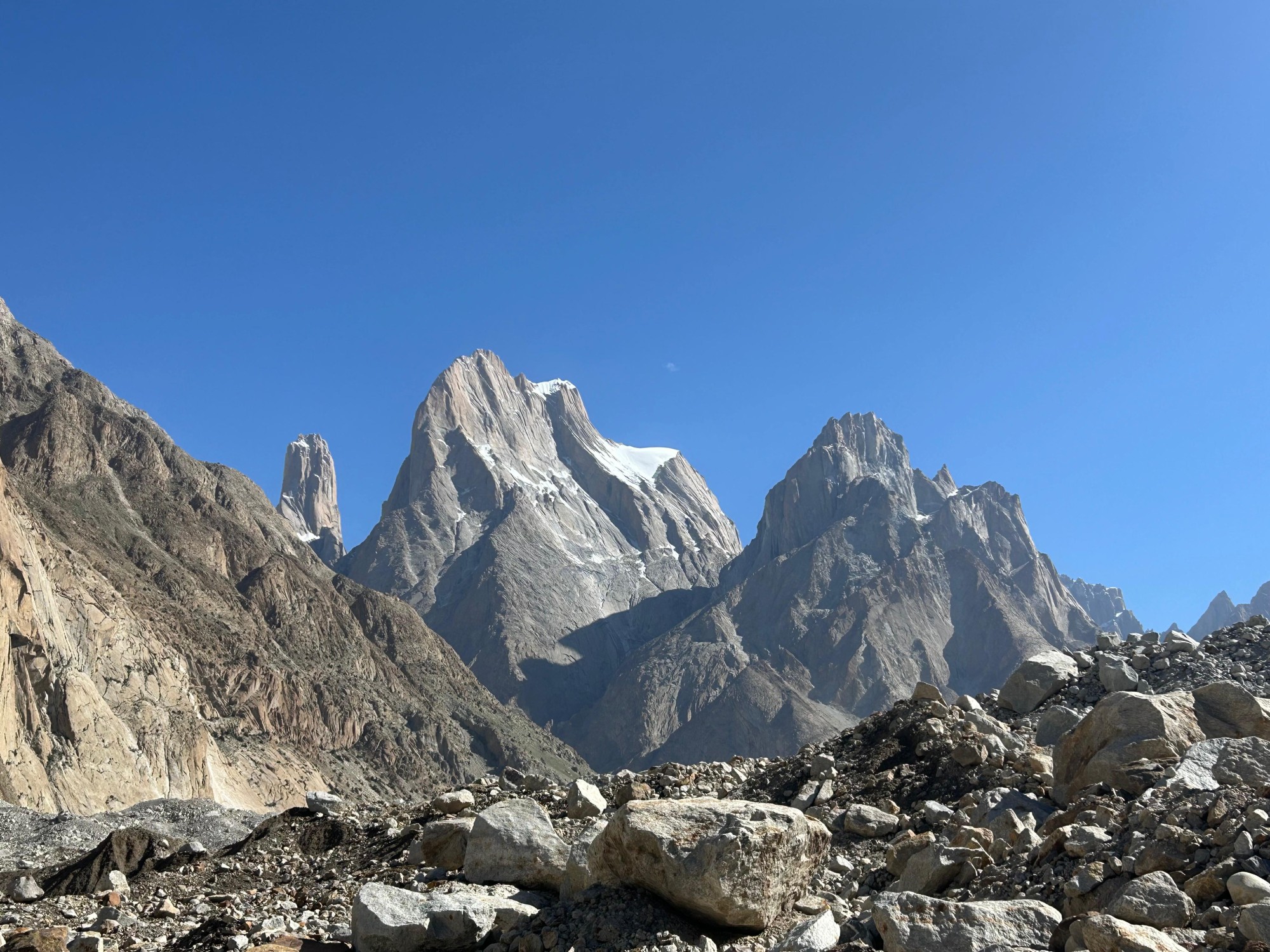 La_Great_Tower_e_la_Nameless_Tower_dal_Ghiacciaio_del_Baltoro.jpg (673 KB)