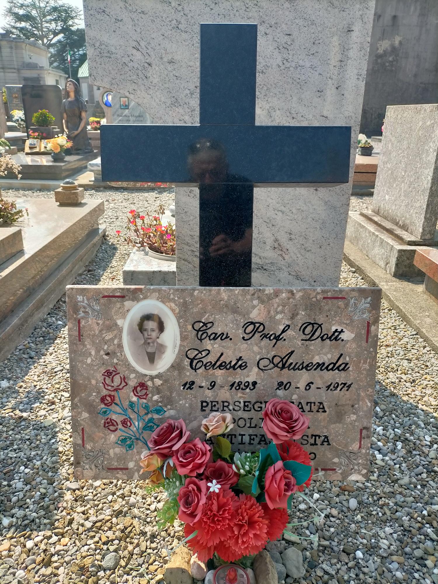La_tomba_al_cimitero_di_Clolziocorte__1_.jpg (663 KB)