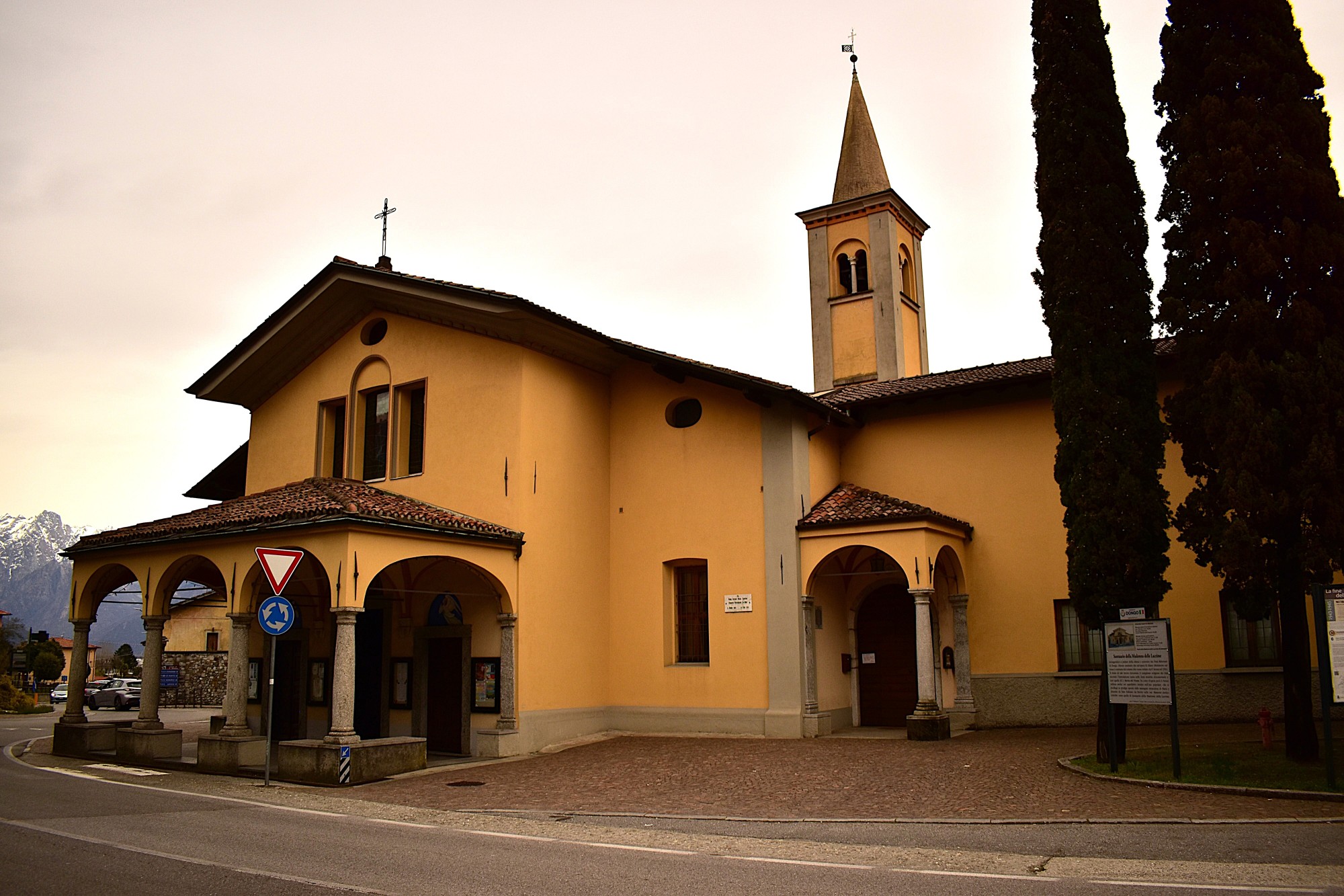 Santuario_Madonna_delle_lacrime.jpg (517 KB)