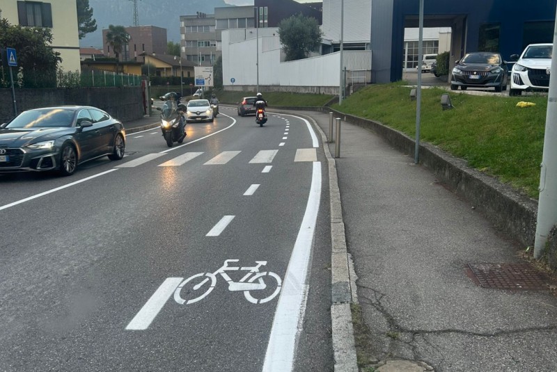 Bike_lane.jpg (123 KB)