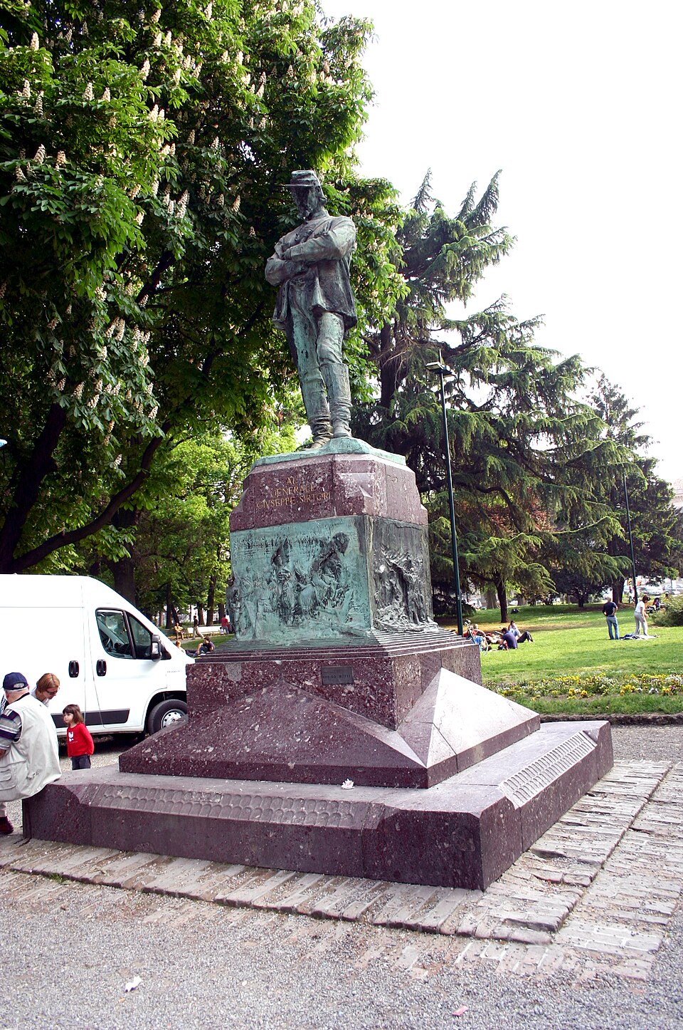 Monumento_ai_giardini_puibblici_di_Milano.jpg (558 KB)