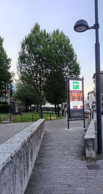 cartelloneluminosocalolzio.jpg (136 KB)