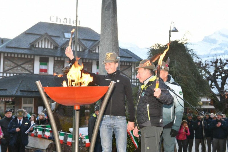 L_accensione_del_tripode_sabato_a_Barzio,_con_Daniel_Antonioli_e_l_olimpionico_Gianfranco_Polvara.jpeg (96 KB)