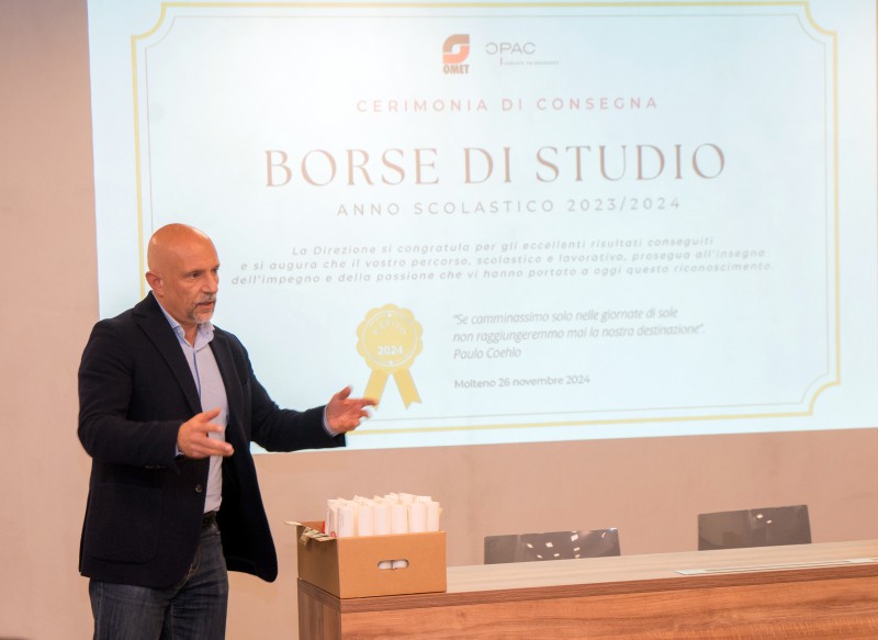3_Bartesaghi_consegna_borse.jpg (60 KB)