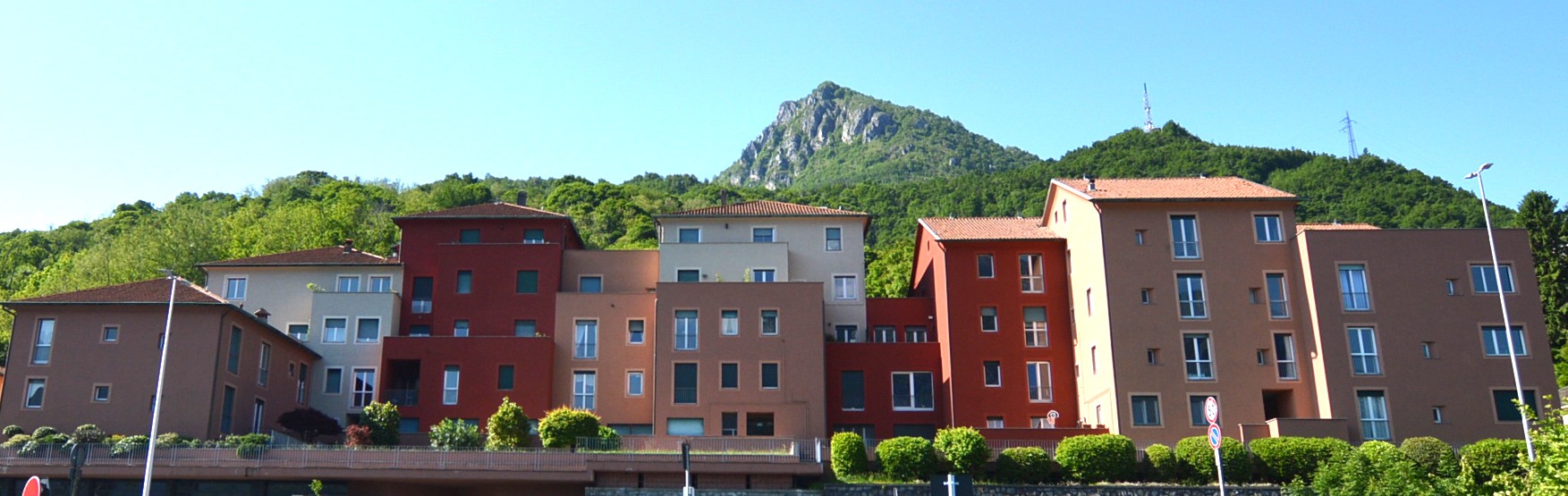 La_Caserma_sostituita_dalle_case_di_Caccia_Dominioni.JPG (228 KB)