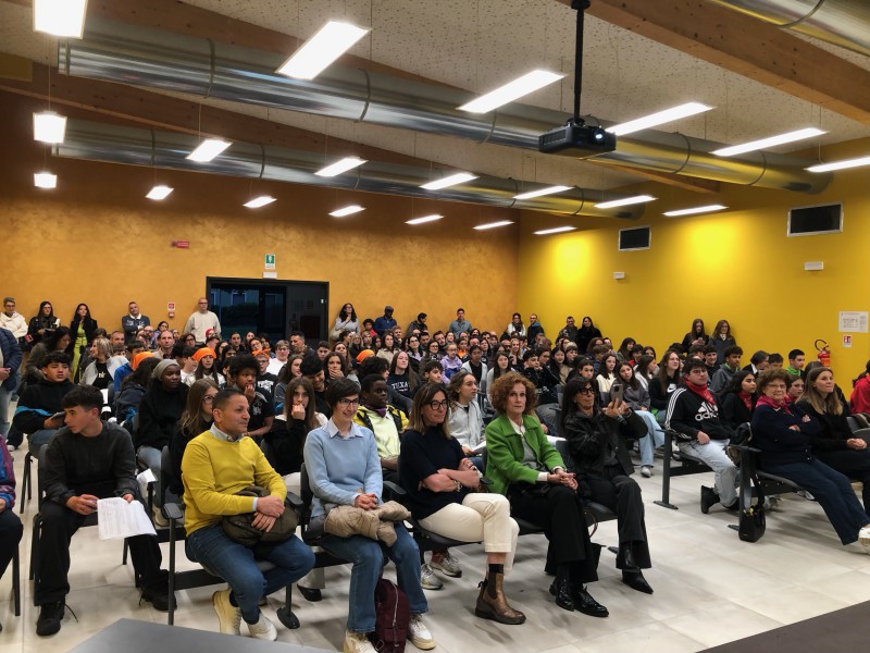 Pubblico.jpeg (132 KB)