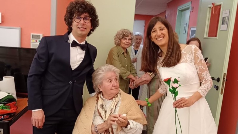 SFILATA_NIPOTI_CON_NONNA.JPG (70 KB)