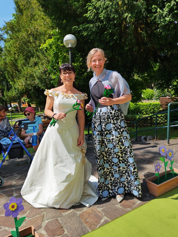 SPOSA_E_DAMIGELLA.jpg (185 KB)