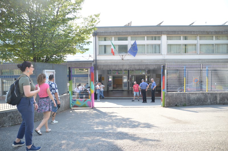 Seggi_alla_scuola_Pertini.JPG (137 KB)