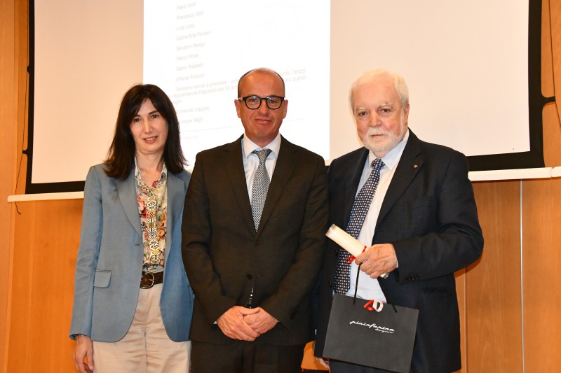 da_destra__Giuseppe_Negri_premiato_50_anni_iscrizione_con_pres_Spreafico_e_segretario_Sonia_Mora.JPG (73 KB)
