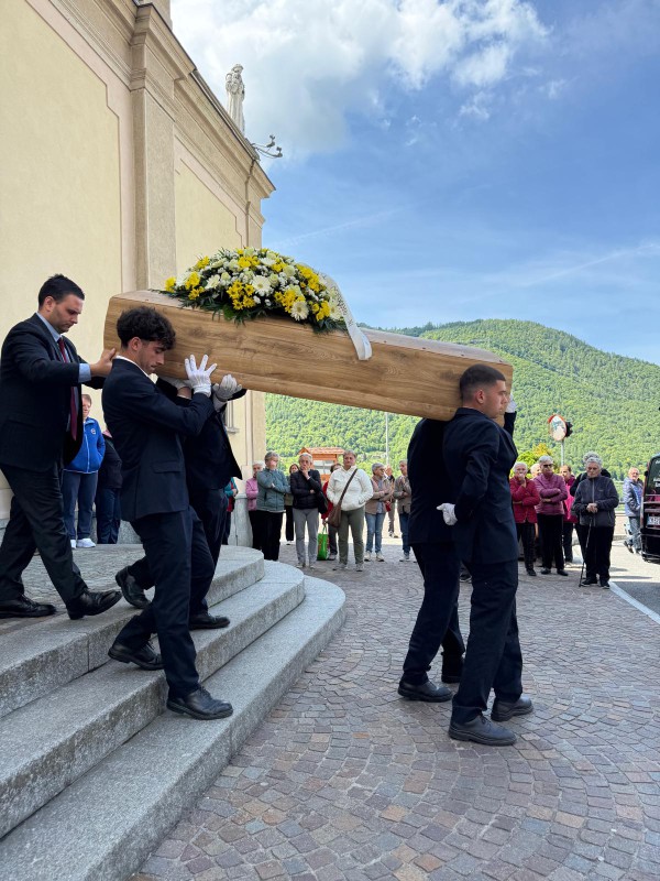 funeralidonettore2.jpg (139 KB)