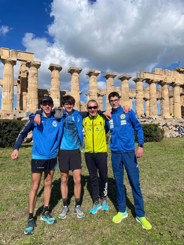 In_Sicilia_con_zio_Luca_e_i_cugini_Moris_e_Paolo.jpg (179 KB)