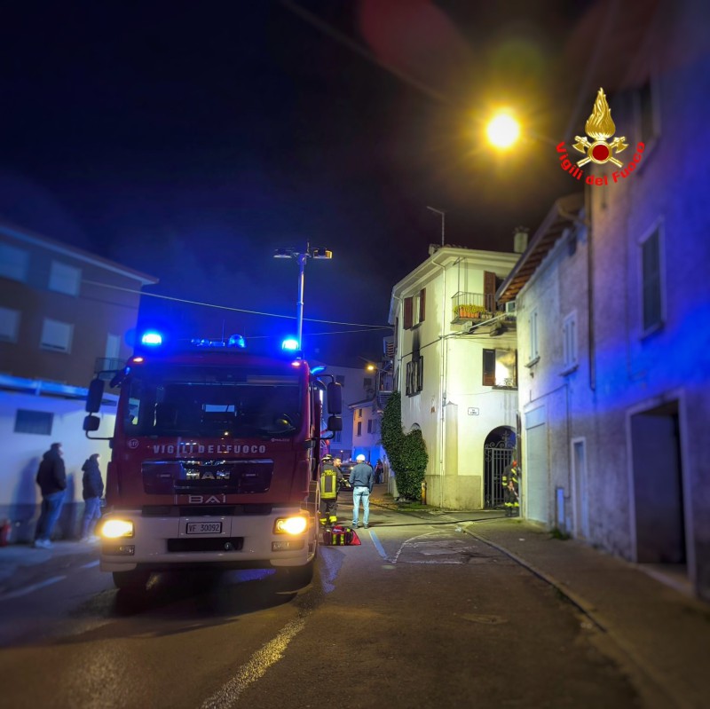 mandelloincendiocasa2.jpg (97 KB)