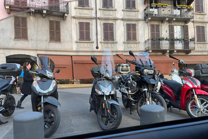 motoparcheggiate1.jpg (309 KB)