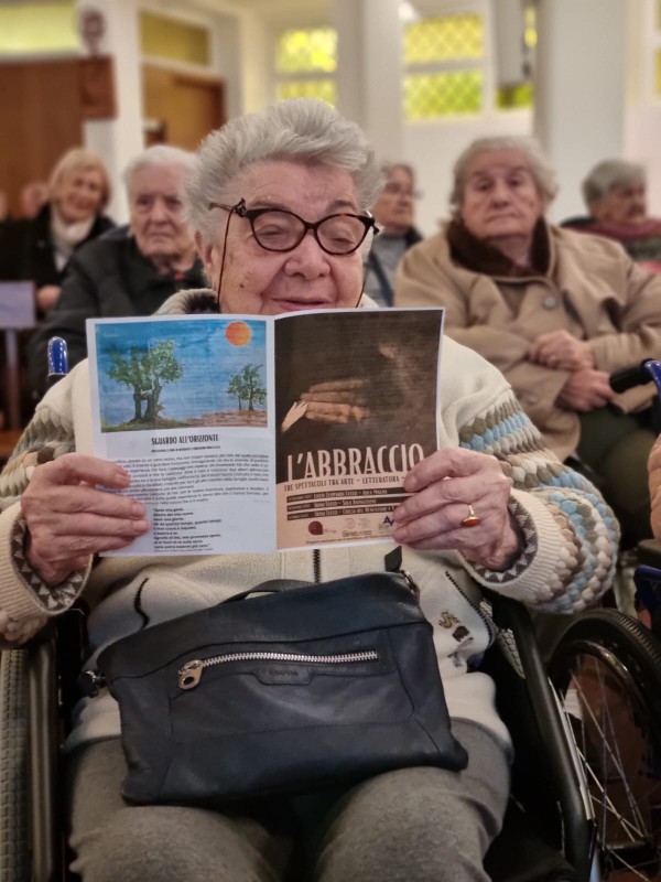 un_ospite_dell_IRAM_allo_spettacolo.jpeg (95 KB)