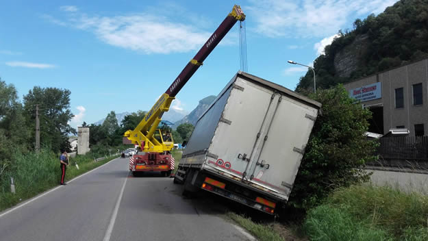 camion_storto1.jpg (37 KB)