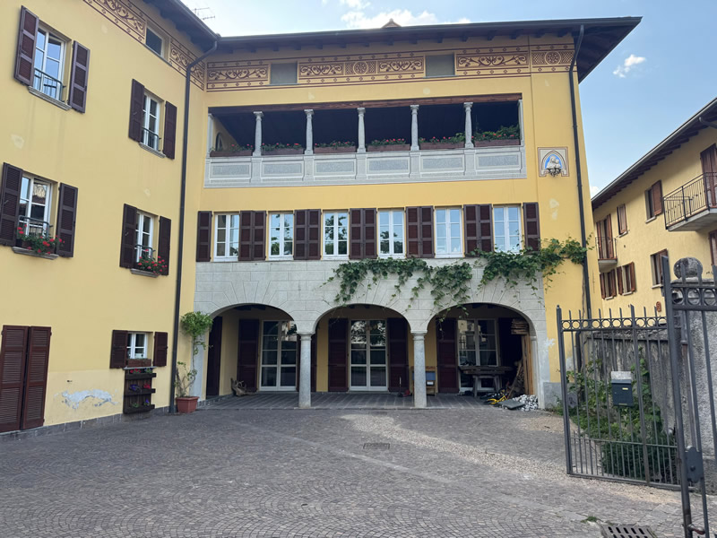 coperrtina_e_frontespizio_di_Monti_di_I_monti_di_Lucia__3_.jpg (151 KB)