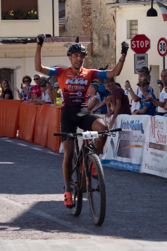 L_alpino_lecchese_Simone_Colombo,_vincitore_del_Campionato_nazionale_ANA_di_mountain_bike.jpeg (104 KB)
