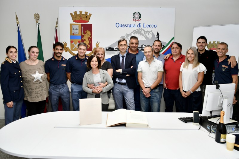 il_Vicario_dott._Luca_Rocco_con_il_personale_della_Questura_di_Lecco.jpeg (90 KB)