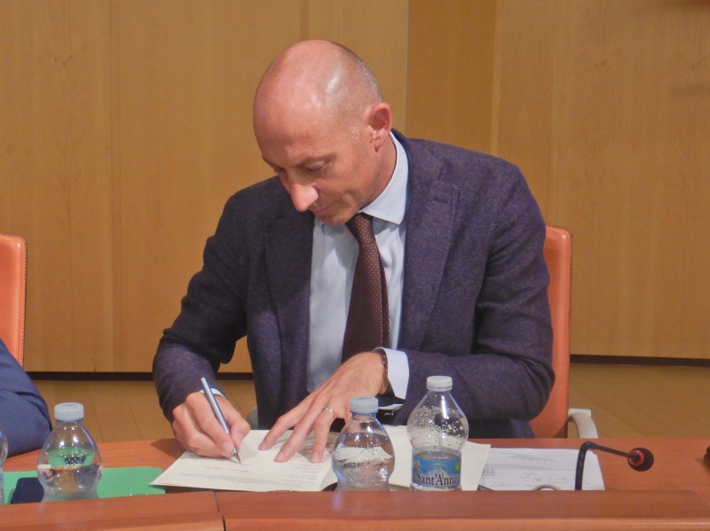 FirmaAccordoStazioni__21_.JPG (76 KB)