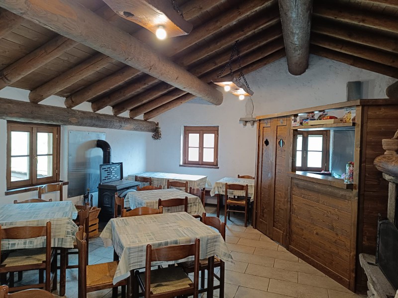 Sala_interna__circa_30_posti.jpg (128 KB)
