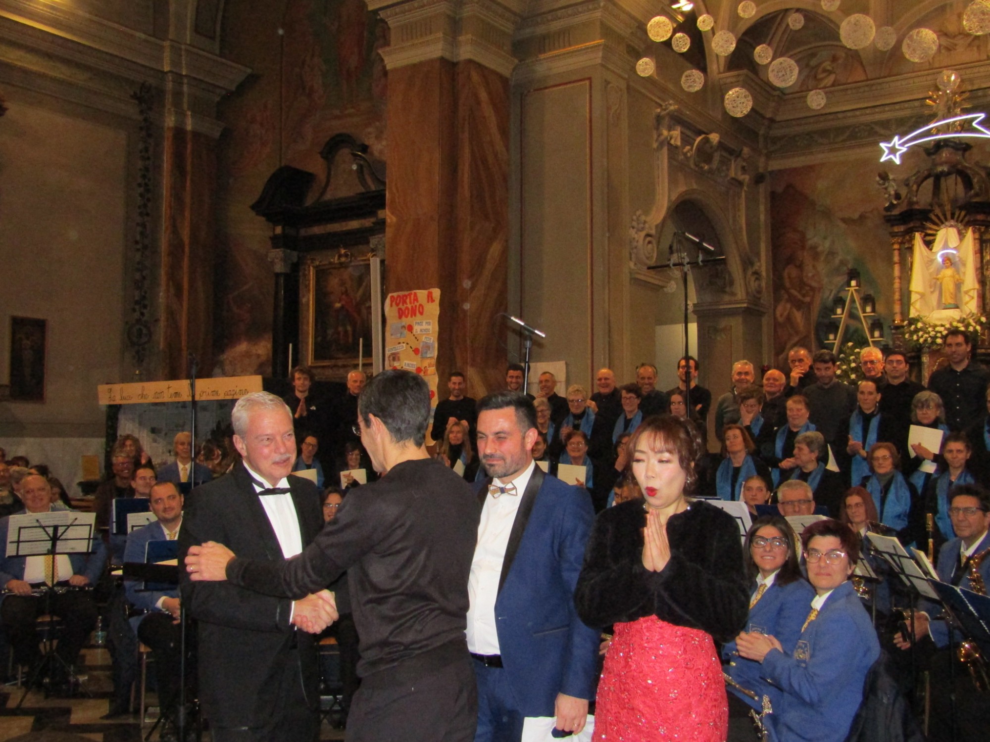 Consegna_omaggi_2.JPG (516 KB)